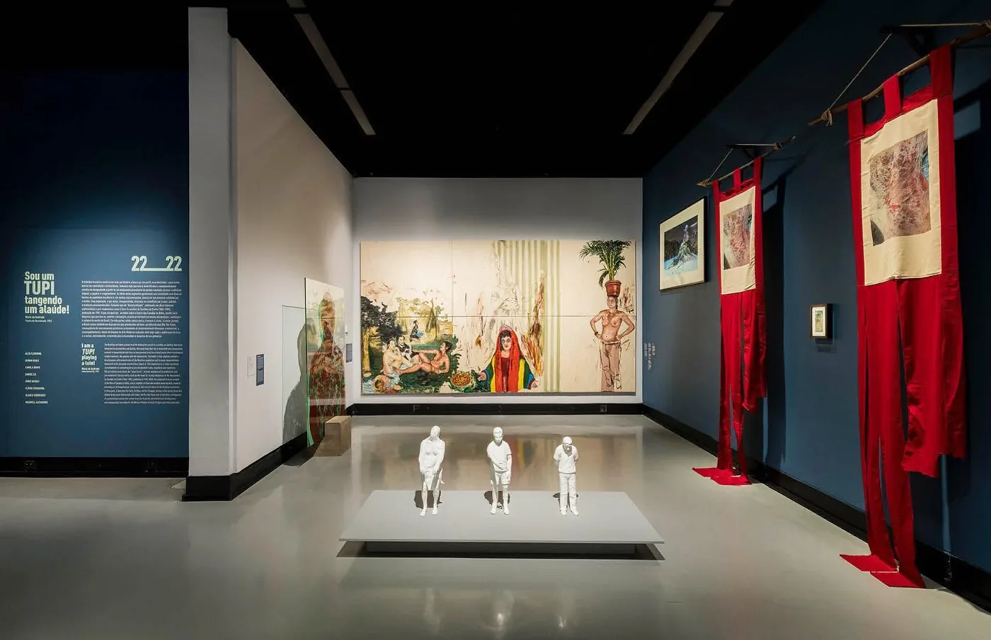 Ambiente expositivo com o sistema gráfico Brasilidades