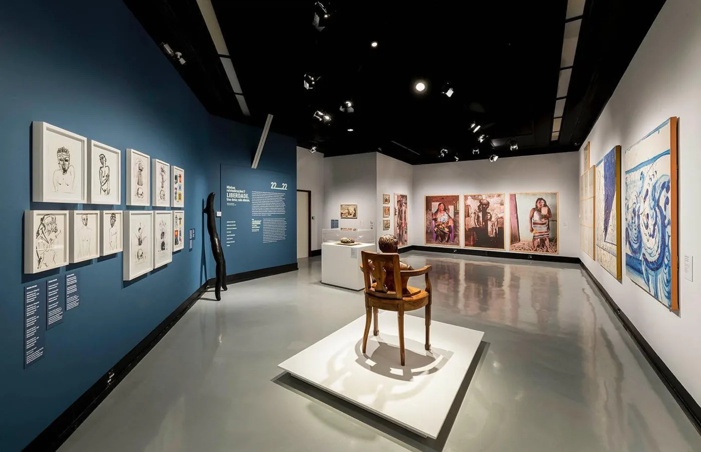 Obras e objetos na exposição Brasilidades