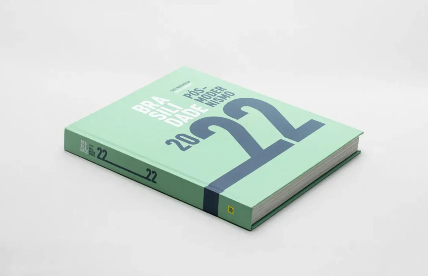 Catálogo Brasilidades — o sistema gráfico da exposição vira livro