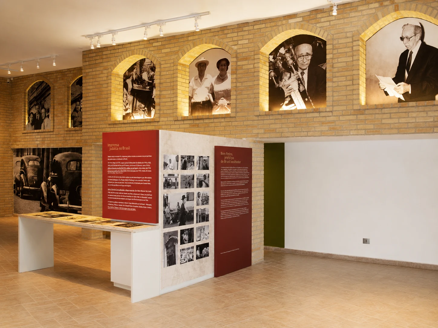 Sala do Memorial com painéis sobre a imprensa judaica no Brasil e fotografias em arcos de tijolo